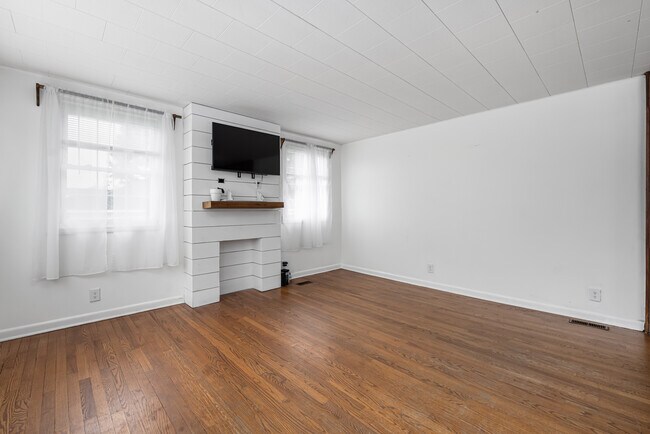 Building Photo - 387 Woodlawn Ave
