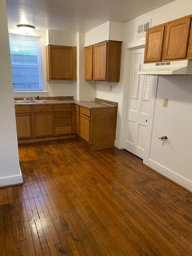Building Photo - Vintage One Bedroom, Very Cool!