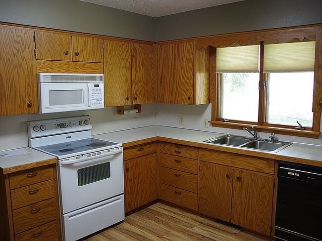 Building Photo - 1013 Maple Dr