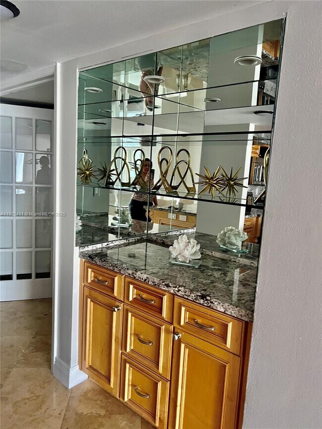 Foto del edificio - 1717 N Bayshore Dr