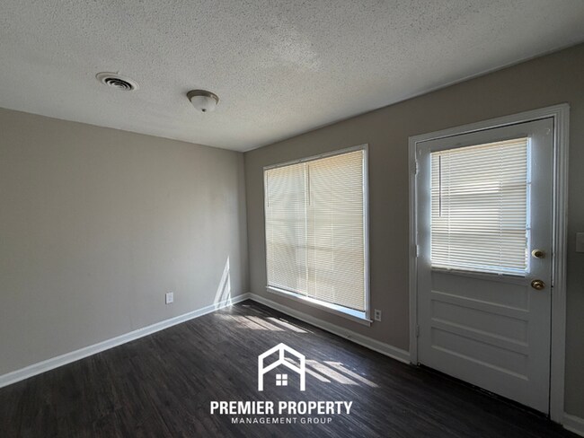 Building Photo - 3-Bedroom Single-Family Home for Rent in Memphis, TN - Vaulted Ceilings & Fenced Backyard