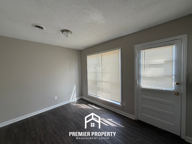 Photo - 3-Bedroom Single-Family Home for Rent in Memphis, TN - Vaulted Ceilings & Fenced Backyard