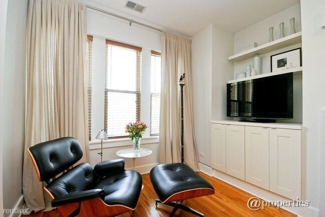 Foto del edificio - 2867 W Leland Ave