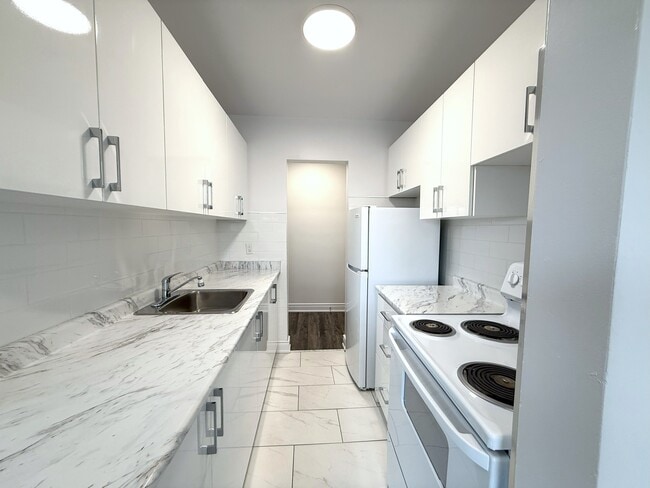 Building Photo - 738 Hager Ave