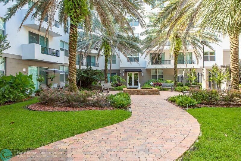 Foto principal - 2421 NE 65th St