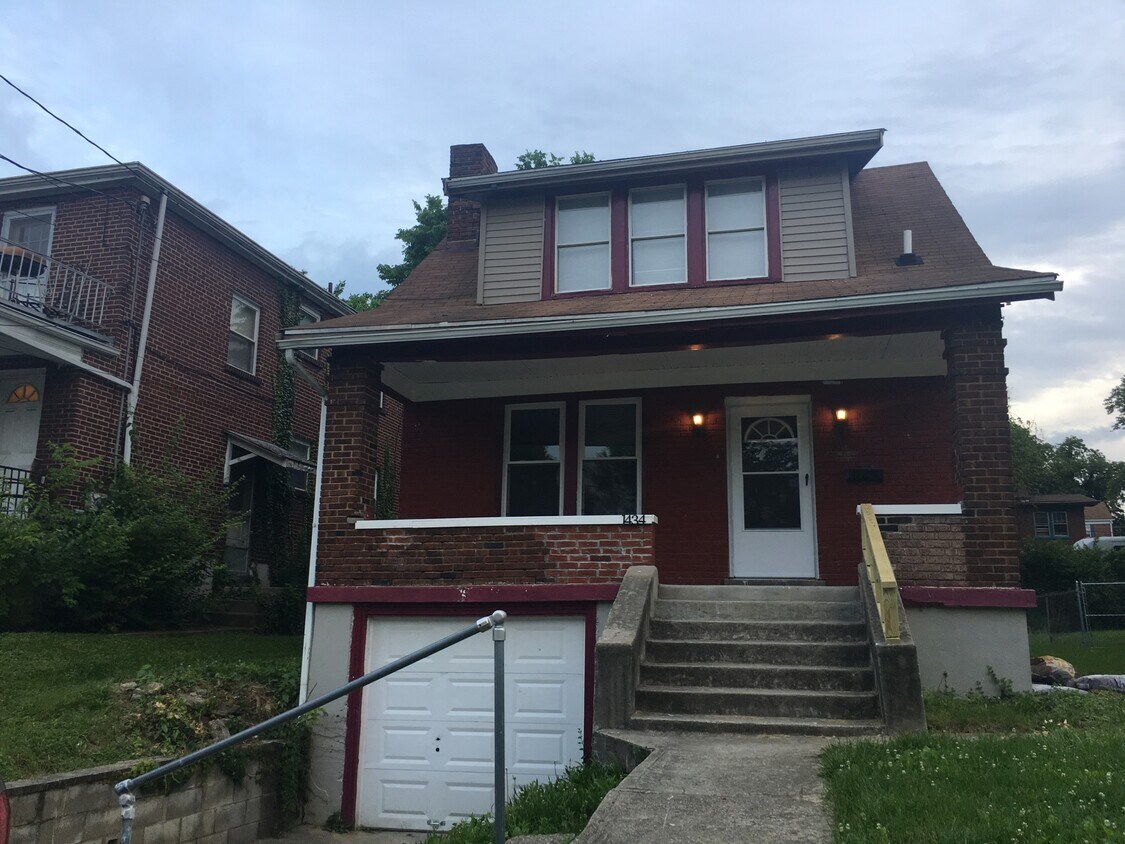 Primary Photo - 1434 Yarmouth Ave