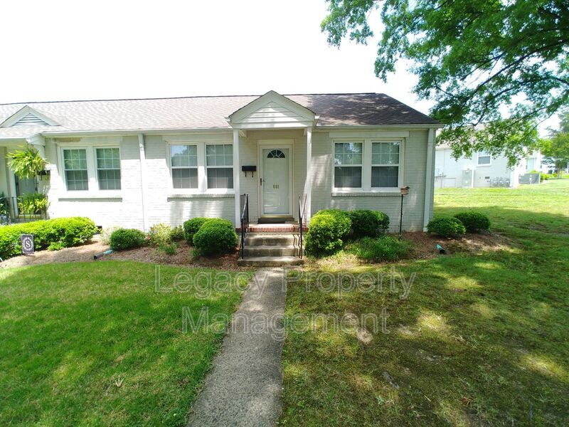 Primary Photo - 601 E Willowbrook Dr