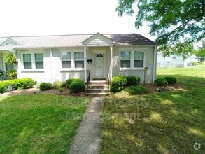 Building Photo - 601 E Willowbrook Dr