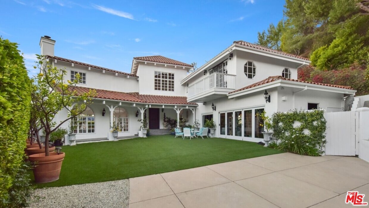 Primary Photo - 1423 Floresta Pl