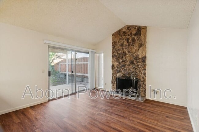 Foto del edificio - 7025 Catamaran Dr