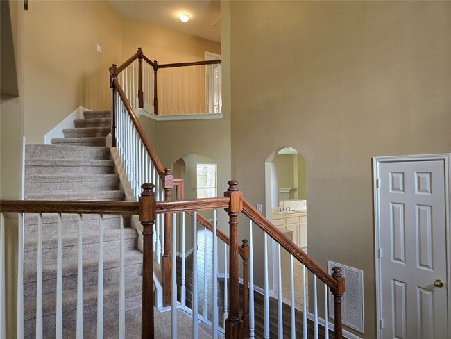 Building Photo - 1820 Branch Hill Dr