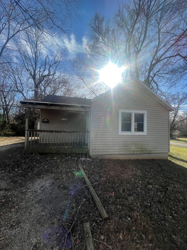 Foto del edificio - Cute 2 bedroom 1 bathroom house with detached garage Available