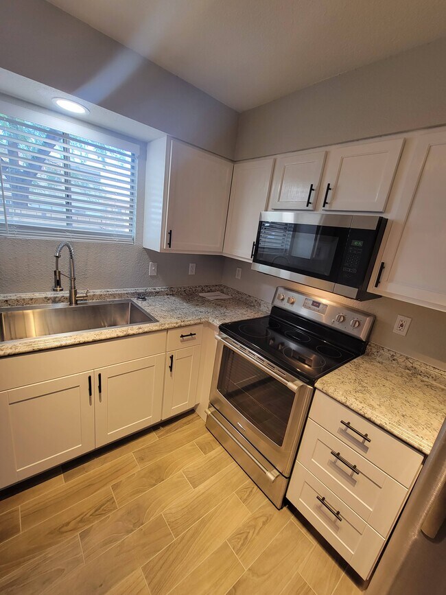 Building Photo - 1736 E Pepper Cir