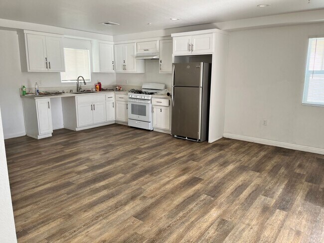 Building Photo - 43(211)