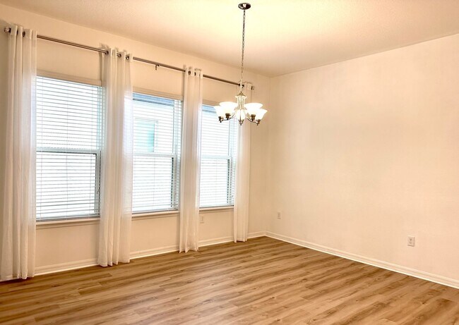 Building Photo - 5 Bedroom in Westside Village at Heart of ...