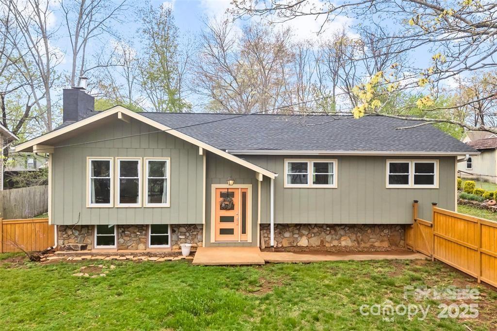 Foto principal - 917 W Chapel Rd