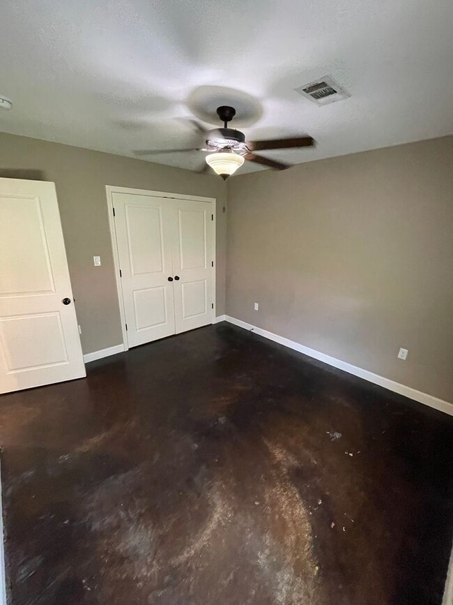 Building Photo - 333 Wolf Den Dr
