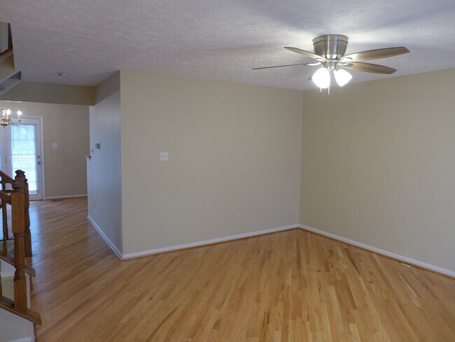 Building Photo - 423 Woodhill Dr