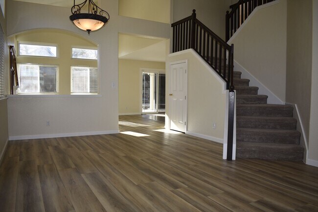 Foto del edificio - 8425 Zachis Way