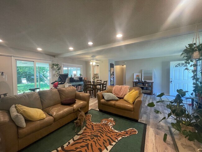 Foto del edificio - $0 DEPOSIT OPTION. CHARMING 3-BEDROOM HOME WITH LARGE YARD AND EASY ACCESS TO I-25 AND I-225