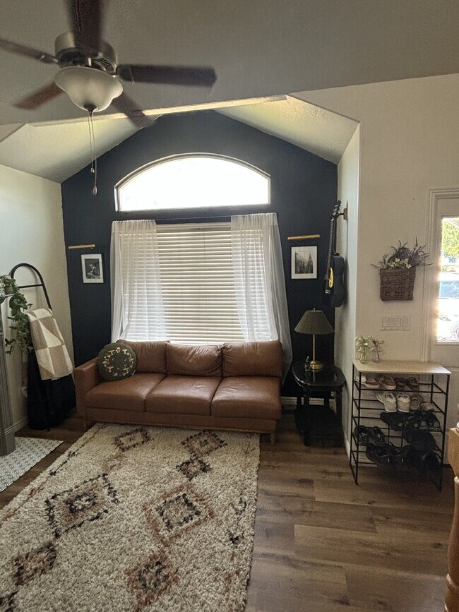 Foto del edificio - "Spacious 5-Bedroom Haven with 3 Full Bath...