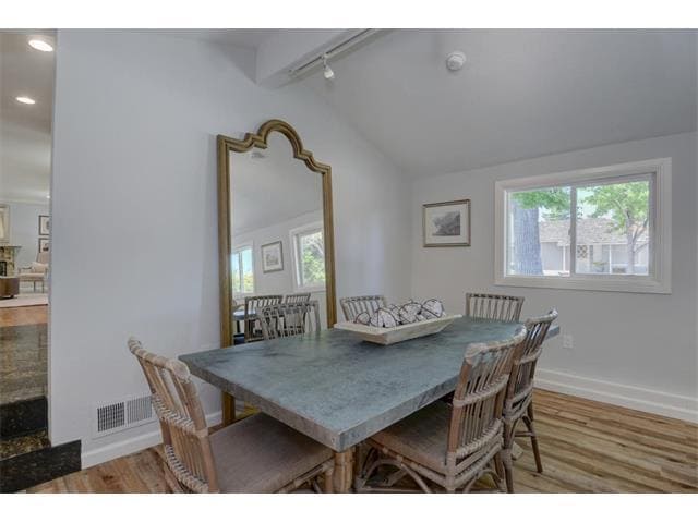 Building Photo - Beautiful & Bright Updated 3 Bedroom 2 Bat...