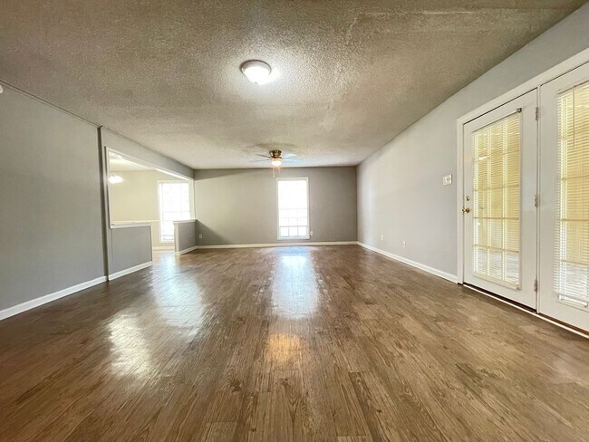 Foto del edificio - 9055 Neil Ave
