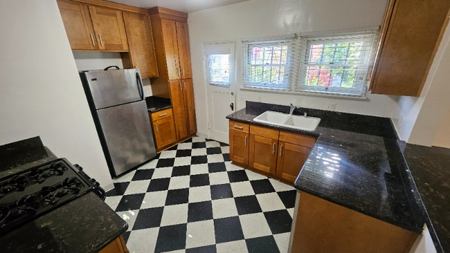 Foto del edificio - 1210 N Orange Grove Ave