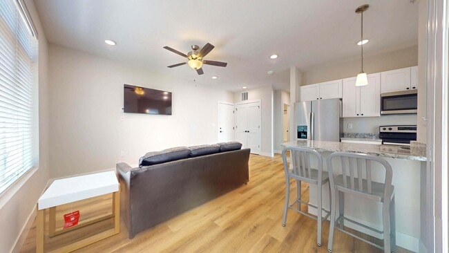 Interior Photo - 305 W Washington