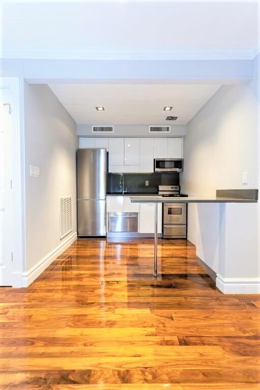 Primary Photo - 440 W 21st St