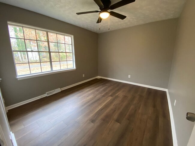 Building Photo - 4 bedroom, 1-1/2 bathroom House in West Rome!