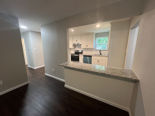 Building Photo - Fully Remodeled 4 Bedroom 1 Bath in Athens!