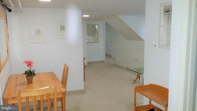 Foto del edificio - 2213 Hall Pl NW