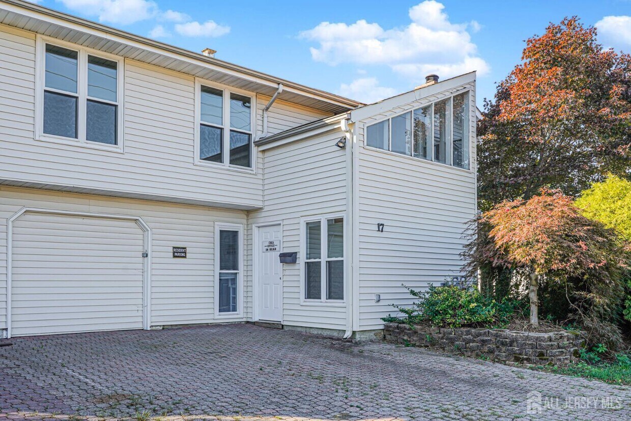 Foto principal - 17 Throckmorton Ln