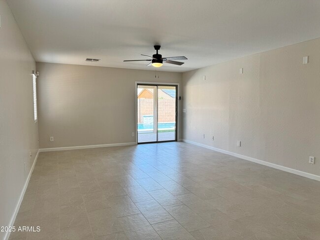 Foto del edificio - 45008 Miramar Rd