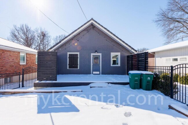 Building Photo - 2426 W 48th St