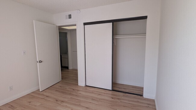 Foto del edificio - Cozy 3 bedroom Condo in the most demanded Alhambra neighborhood next to Costco