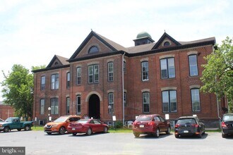 Building Photo - 745 Manor St