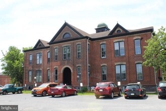 Building Photo - 745 Manor St