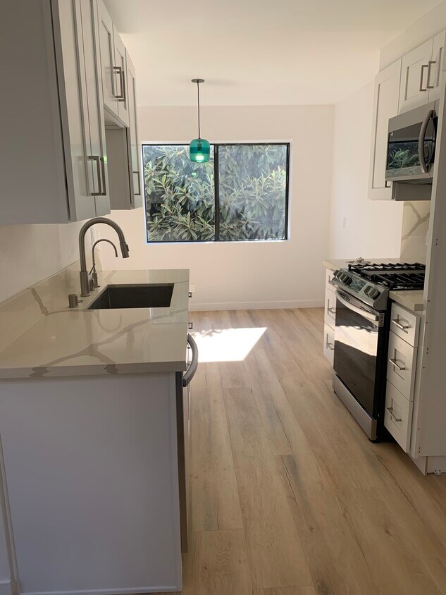 Foto principal - 9210 Van Nuys Blvd
