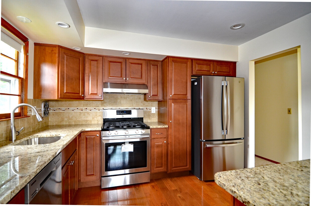 32 2nd Ave Unit Upper, Garwood, NJ 07027 Apartments in Garwood, NJ