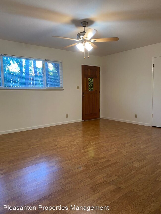 Building Photo - 2 br, 1 bath House - 2269 Regent Way  #2