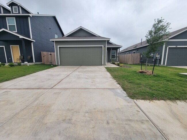 Foto del edificio - Spacious 3/BR, 2/BS Single-Level Home with...