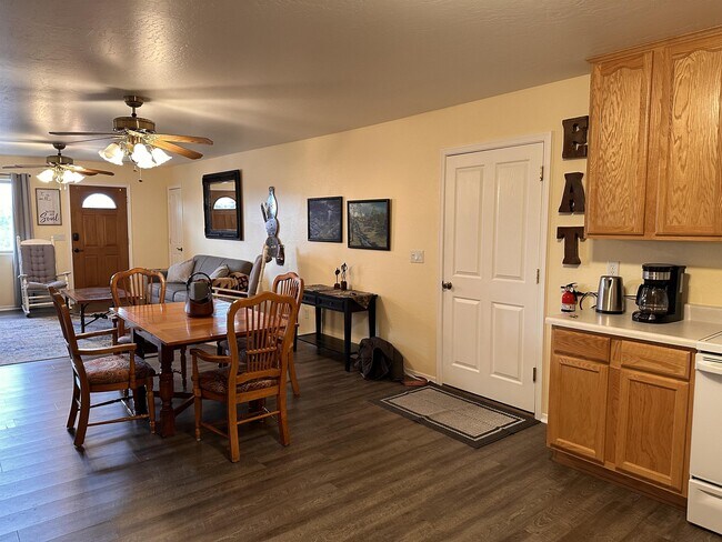 Building Photo - 655 S Lakeview Dr