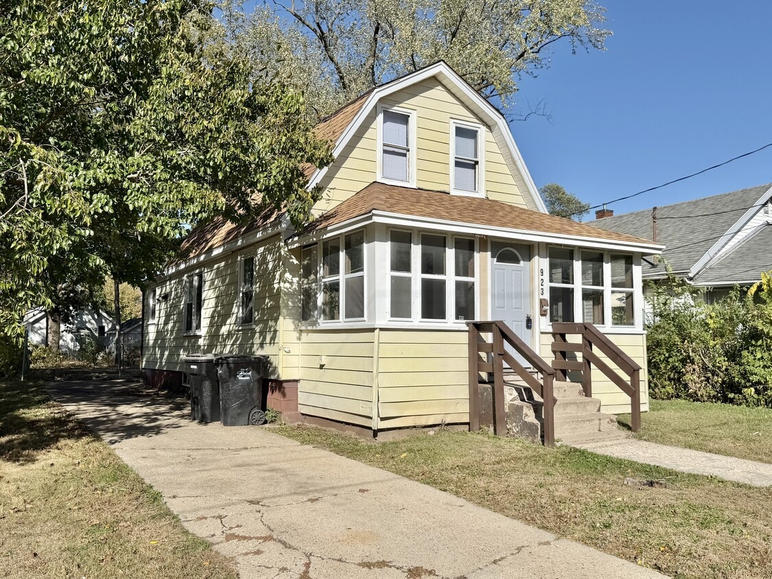 Primary Photo - 923 Randall St