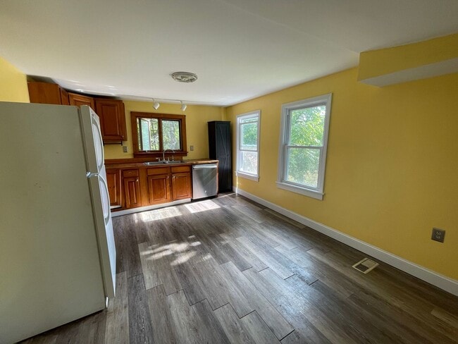 Building Photo - Your Lee Hideaway – Cozy 2BR + Office, Wal...