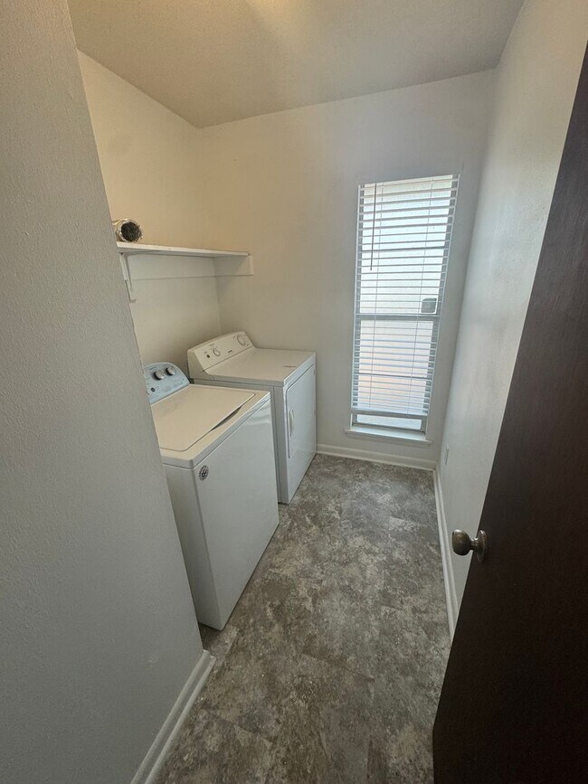 Foto del edificio - Charming and Spacious 2BR/2BA Townhome in Central Tallahassee