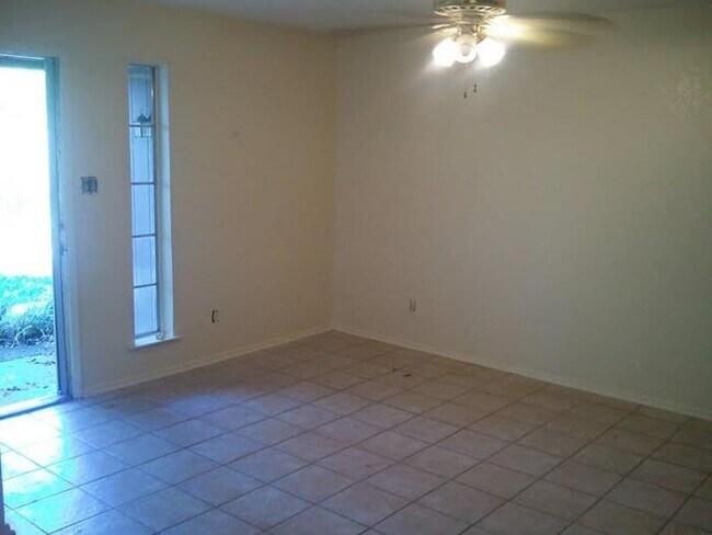 Foto del edificio - Pet Friendly 2 Bed, 2 Bath Brick Duplex : Easy to Qualify, Quiet Cul-de-Sac Location