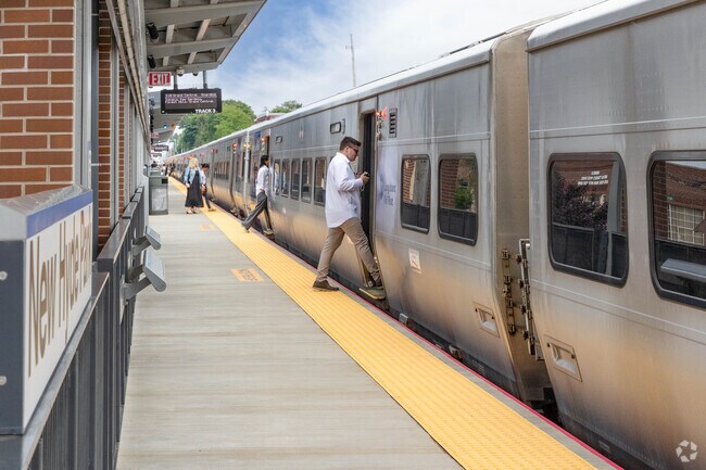 The New Hyde Park LIRR station on the Main Line has two platforms and three tracks.
