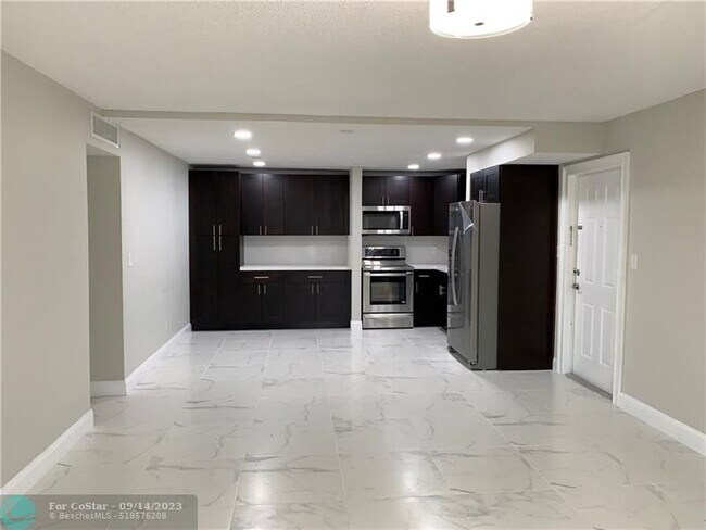 Foto del edificio - 7910 Taft St